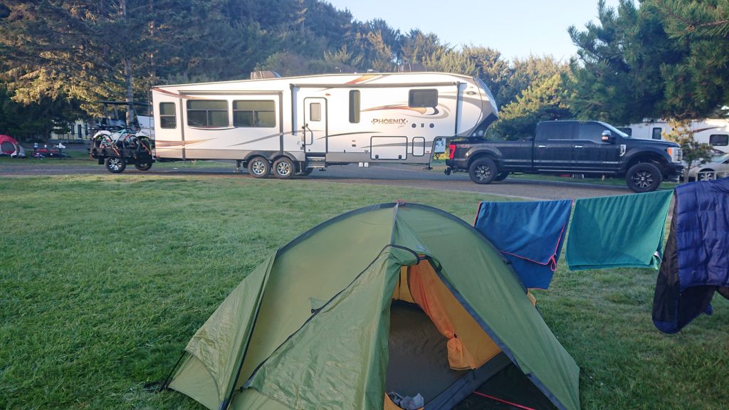 Notre tente, face à un RV de taille moyenne