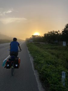 Cycliste au lever de soleil